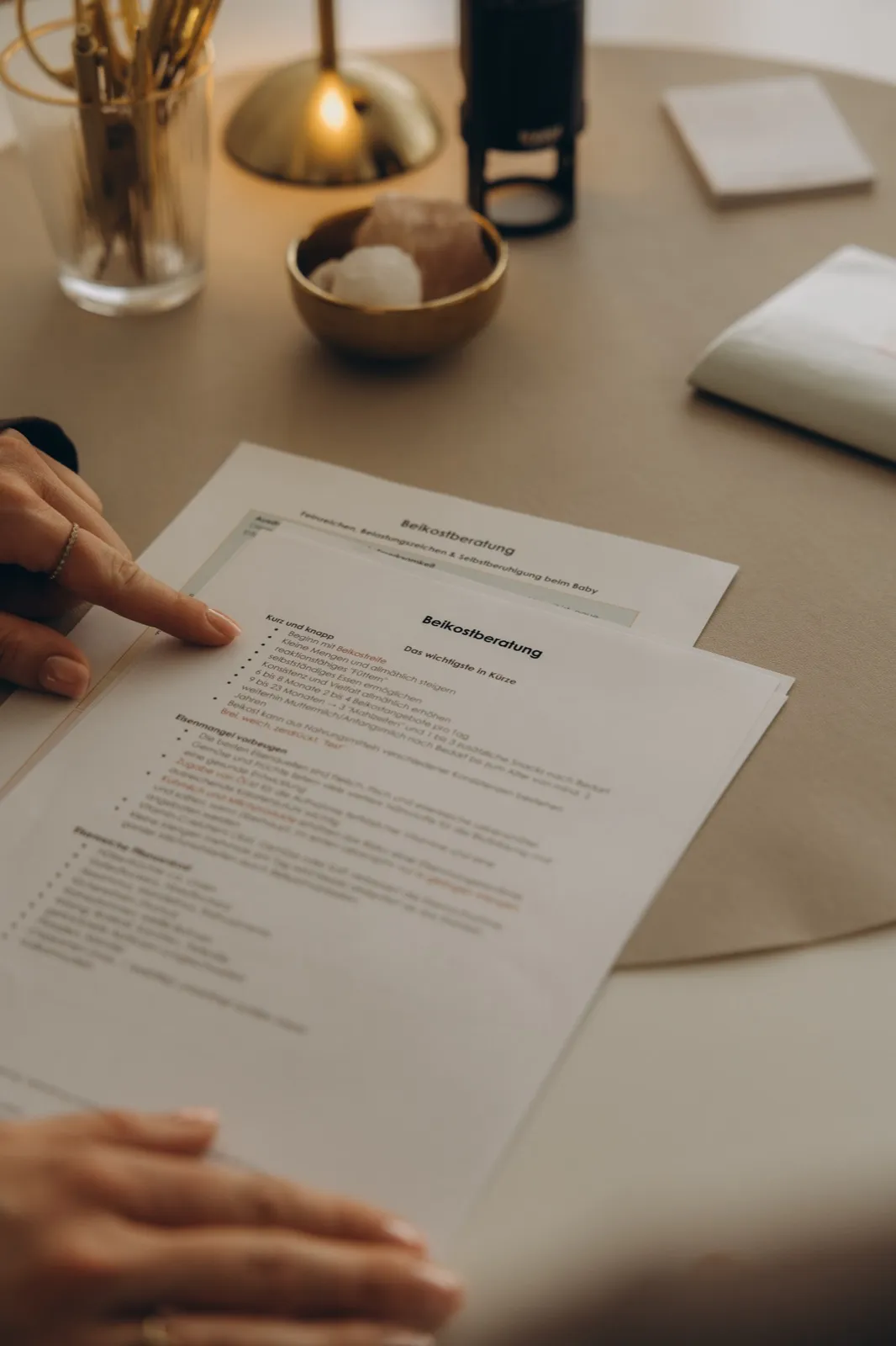 Beikostberatung: Verena zeigt auf einem Infoblatt die wichtigsten Punkte zum Beikoststart